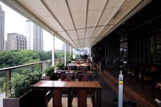 Motoriseeritud Pergola süsteem restoranile
